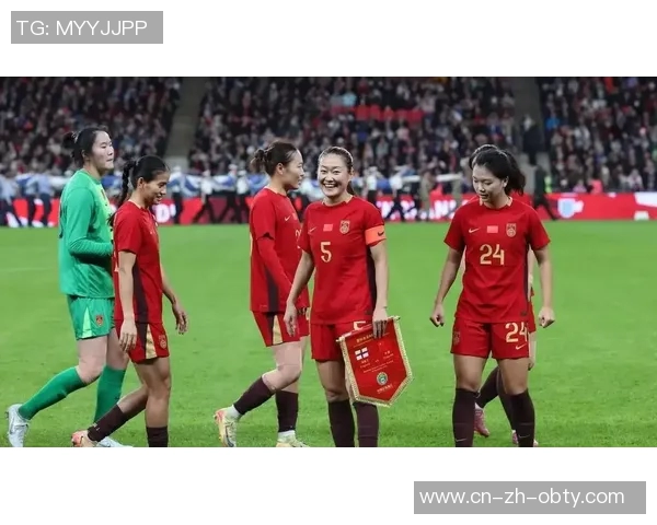 中国女足在酒店游泳池积极调整状态全力以赴迎战朝鲜女足